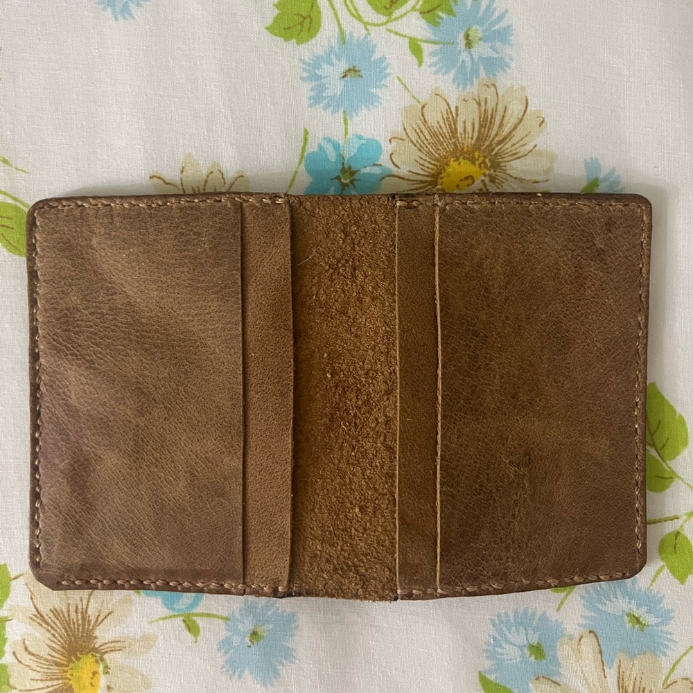 Hand Crafted Brown Wallet with Timeless Elegance - Picture 2 of 5